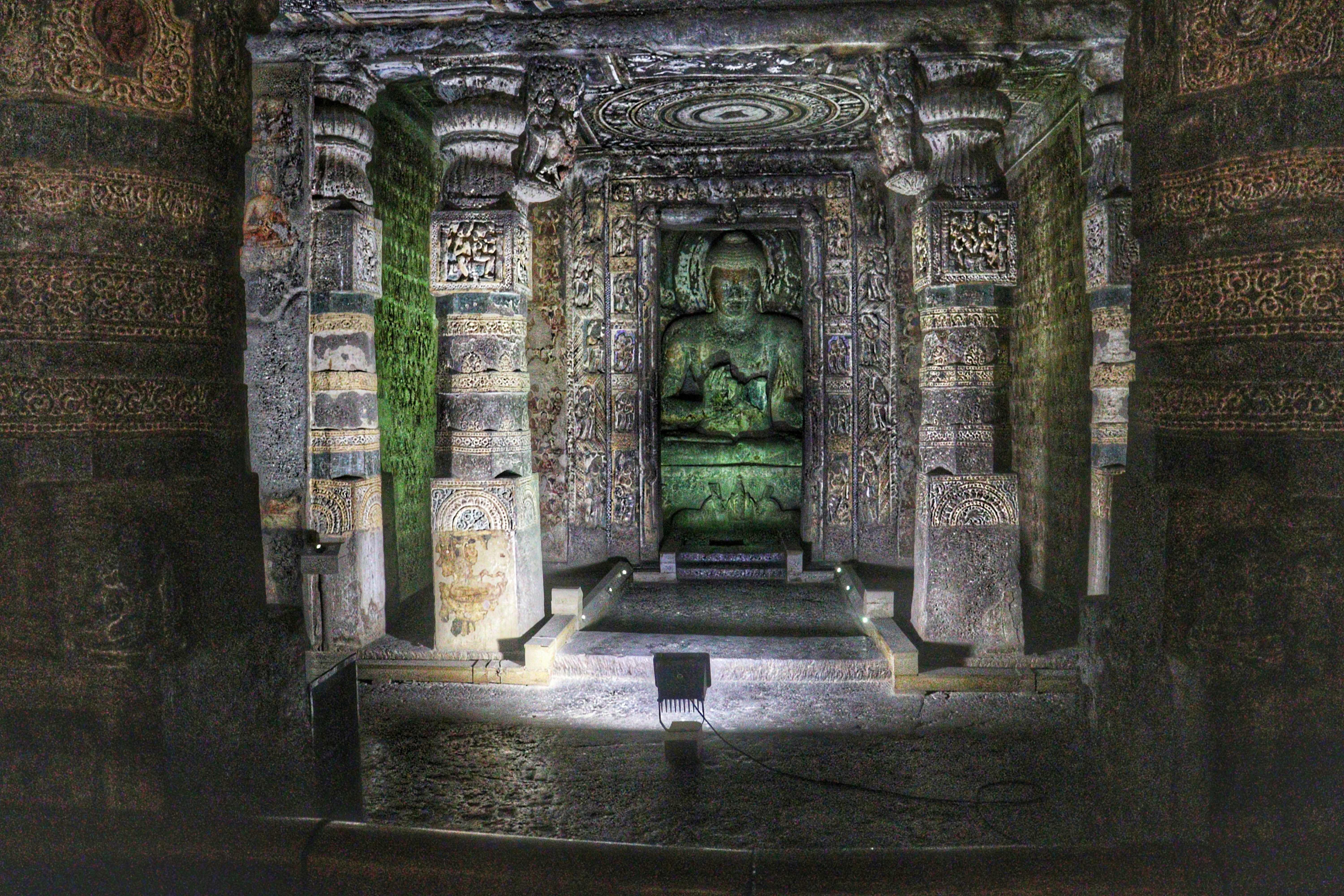 Ajanta – inner hall with pillars